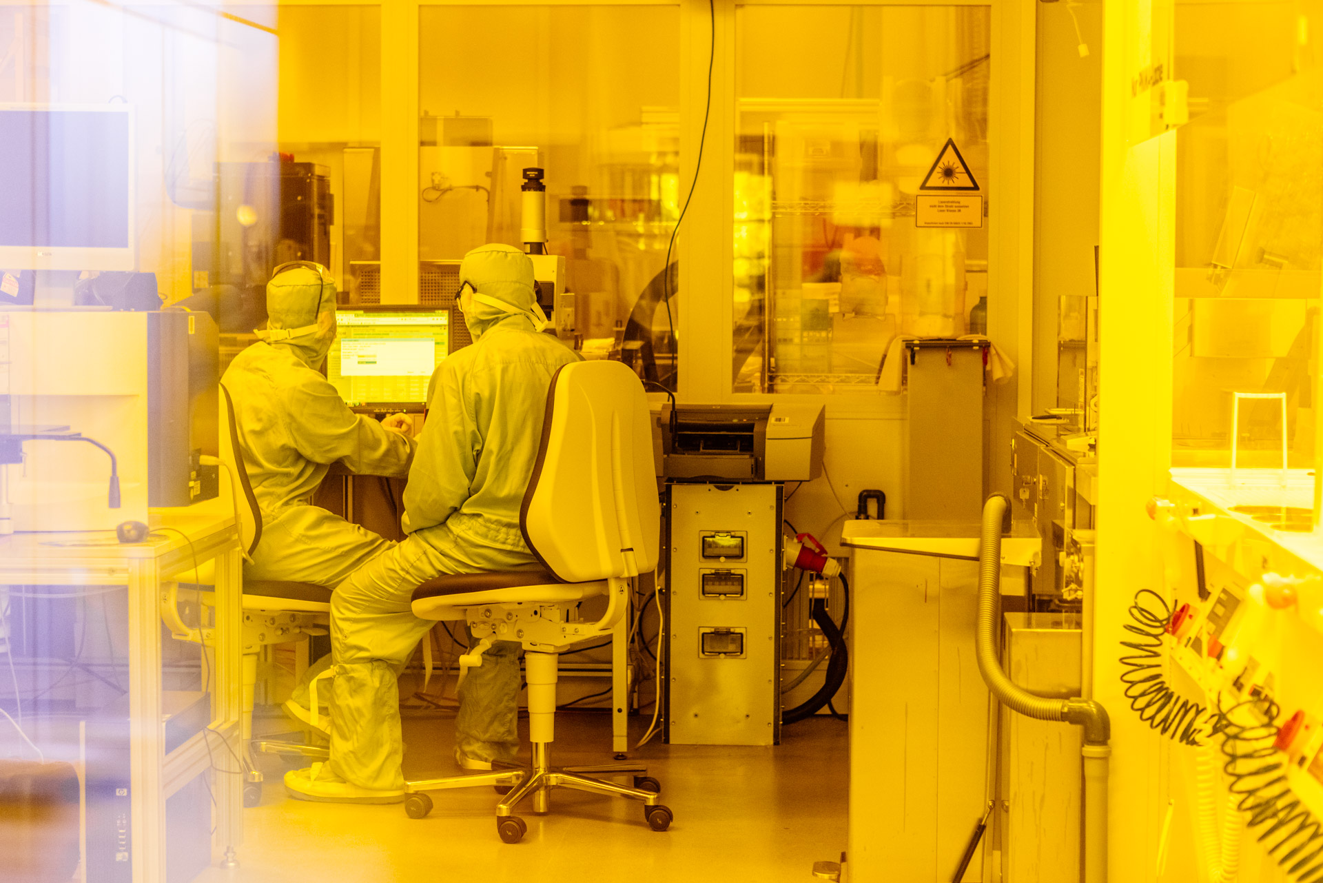 Researchers working in the cleanroom of AMO GmbH