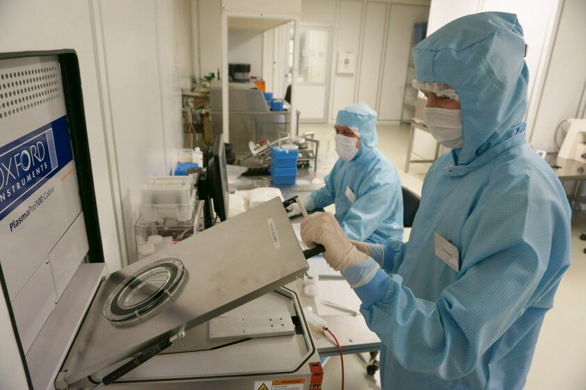 A researcher working in the cleanroom of the Institute of Semiconductor Electronics (IHT) at RWTH Aachen University.
